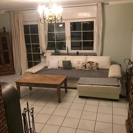 Ganzes Haus, drei Räume mit Kamin